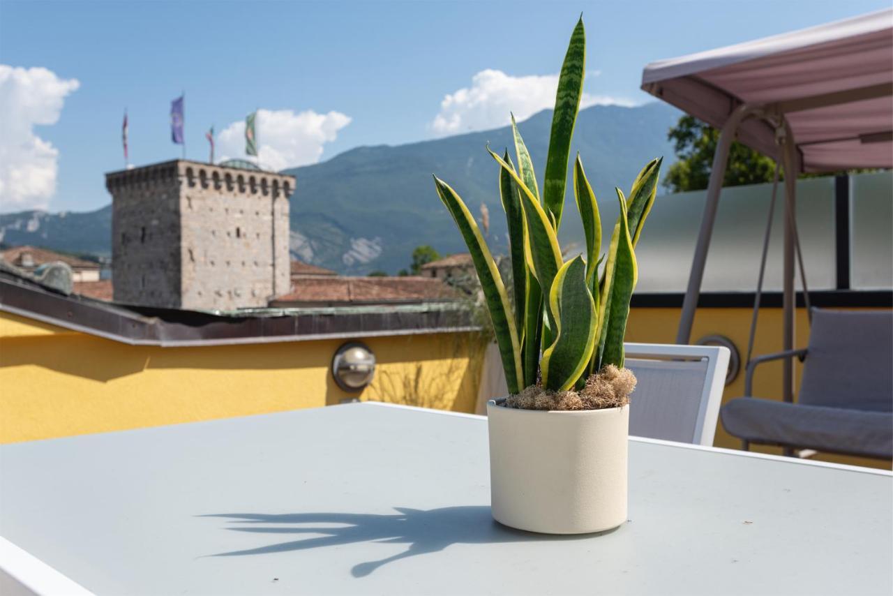 Ferienwohnung Attico La Rocca Riva del Garda Exterior foto